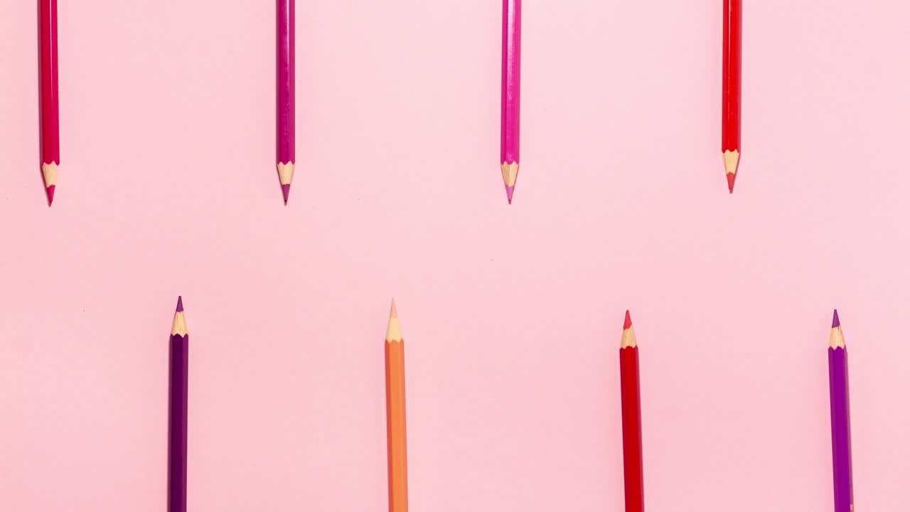 핑크 스 모션 애니메이션에 복사 공간과 함께 나무 연필 평평하게 놓습니다.