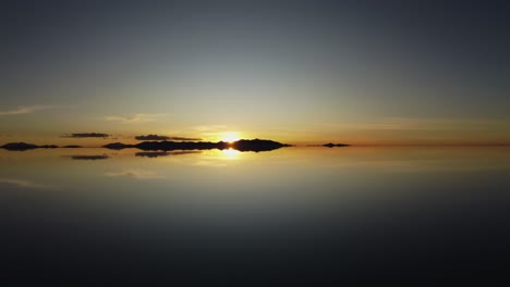 naturaleza abstracta surrealista: el atardecer colorido se refleja en el agua tranquila del lago