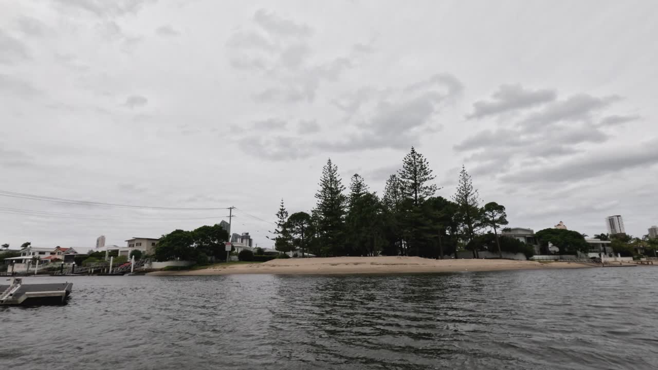 나무 와 건물 들 이 있는 강변 의 파노라마 풍경