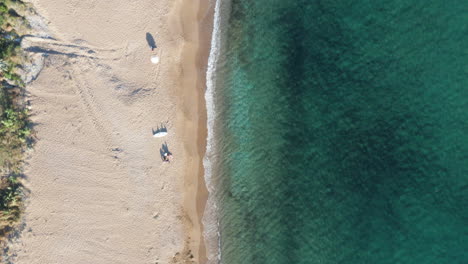 Playa-De-Arena-Con-Toma-Aérea-De-Arriba-Hacia-Abajo