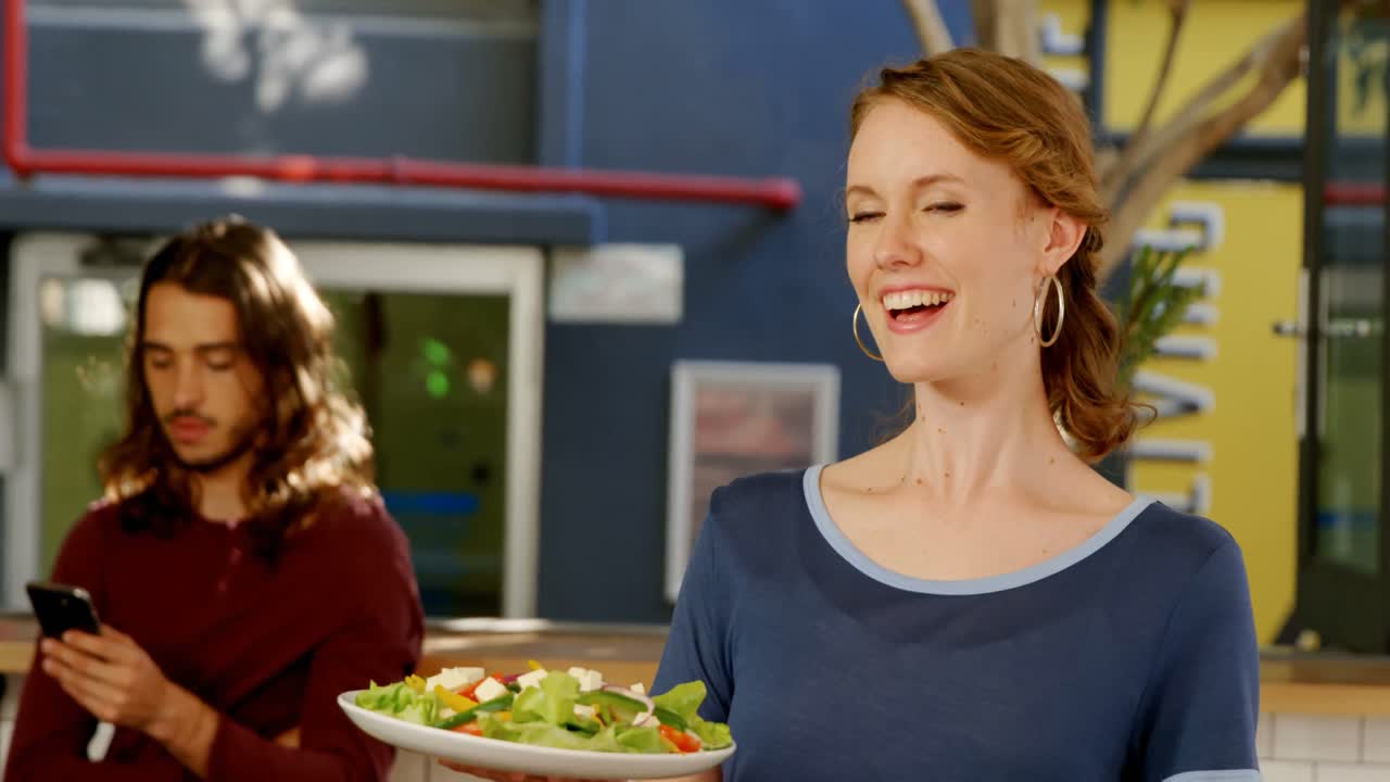 camarera sosteniendo un plato de ensalada 4k 4k