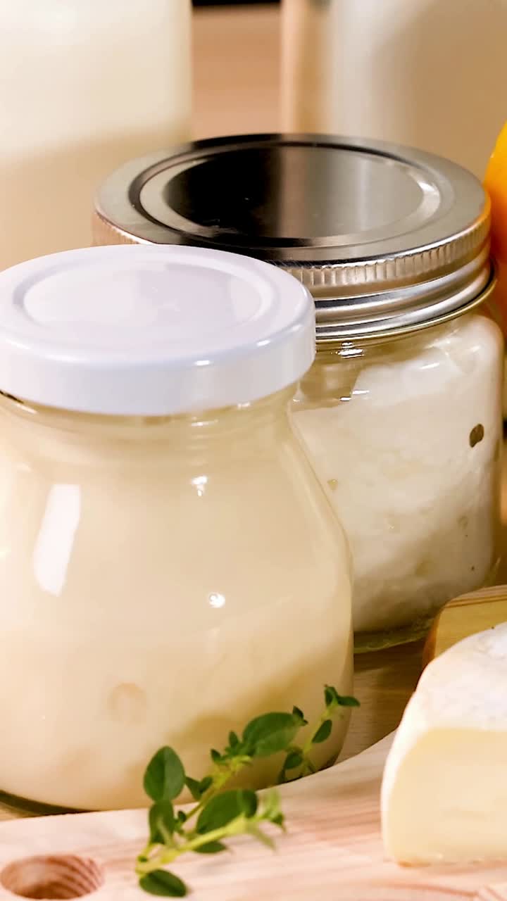 variedad de productos lácteos en tablero de madera