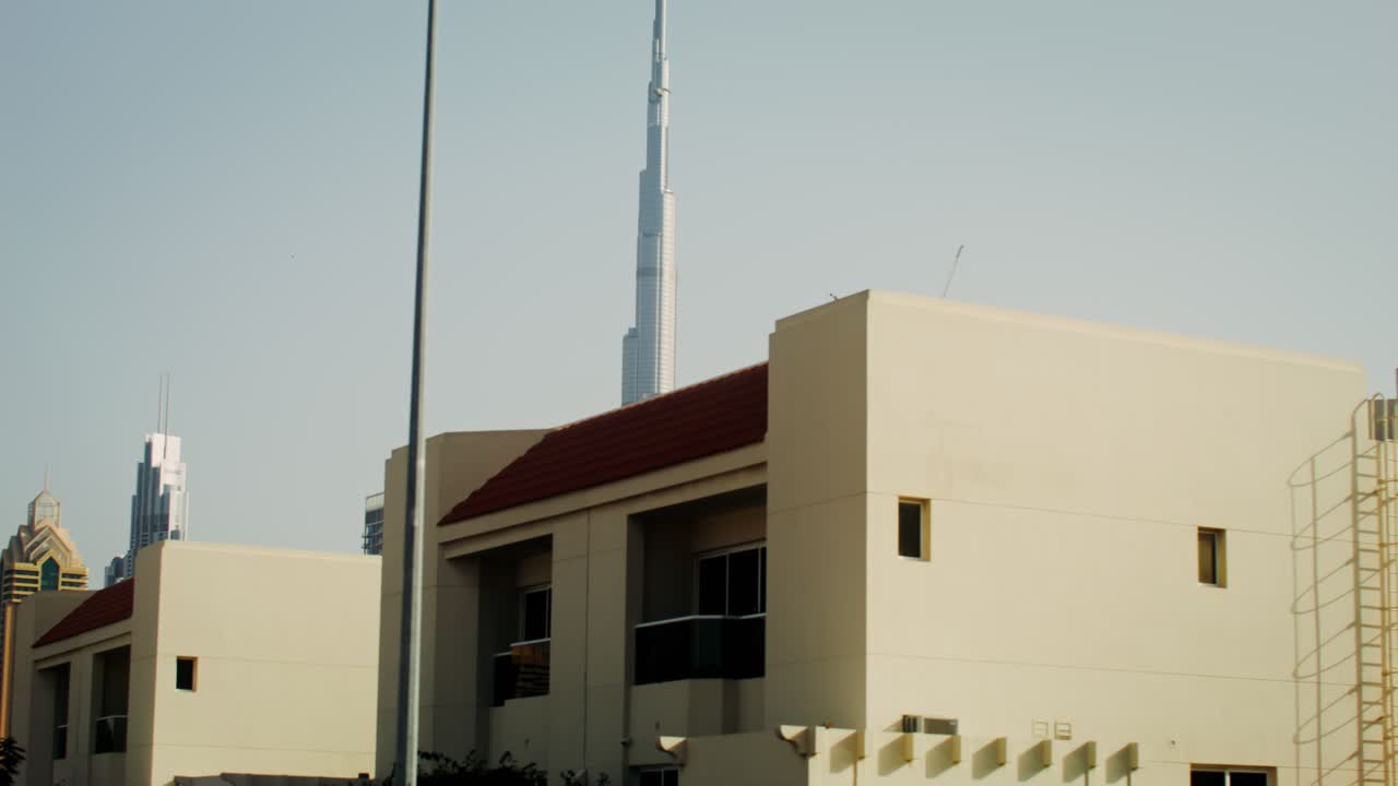paisaje urbano de dubai con burj khalifa y construcción