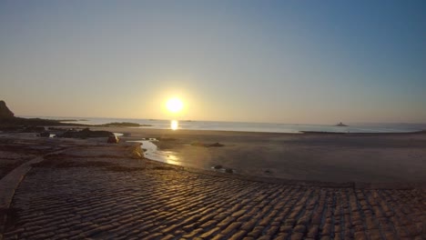 Camine-Por-El-Camino-De-La-Playa-Con-La-Vista-De-La-Braye,-Puesta-De-Sol-En-La-Playa,-Jersey