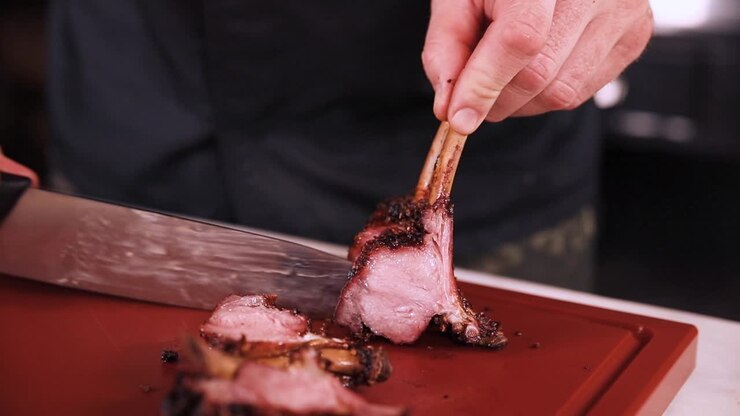 Koki Memotong Iga Bakar