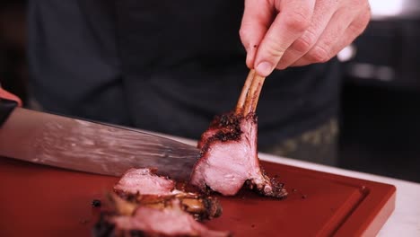 chef cortando costillas a la parrilla