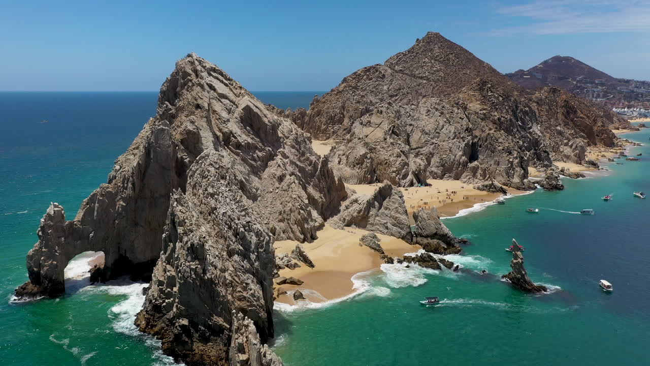 toma de drones de el arco y playa del amor con botes en el océano en cabo san lucas méxico