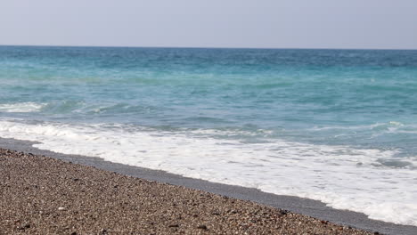 Olas-Del-Mar-En-La-Playa-De-Antalya-1