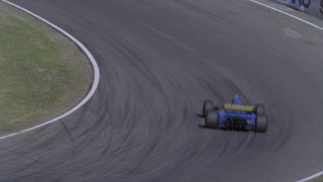 los autos de fórmula compiten en una pista de circuito