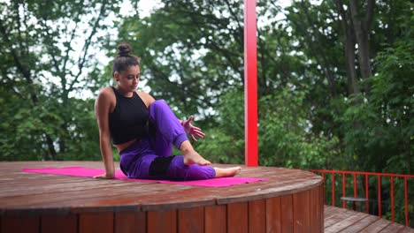 mujer practicando yoga al aire libre