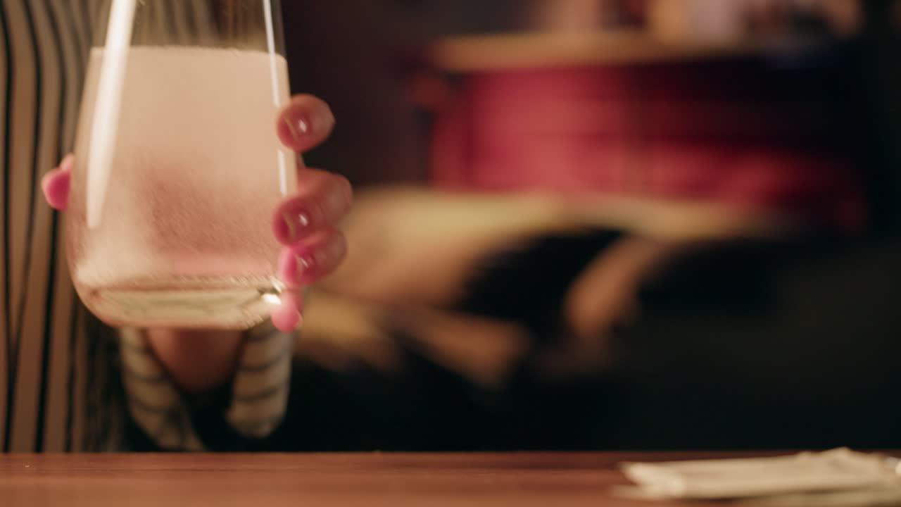 물에 태블릿을 용해하는 것