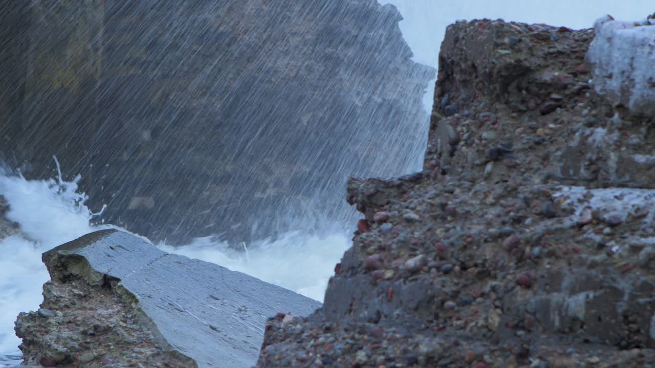 리에파자(liepaja)의 카로스타 북부 요새(karosta northern forts)에서 버려진 해변 요새 건물 폐허에 맞서 부서지는 큰 폭풍우