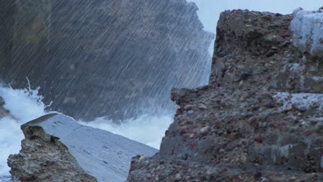 grandes olas tormentosas rompiendo contra las ruinas abandonadas del edificio de fortificación junto al mar en los fuertes del norte de karosta en liepaja, cierre medio