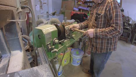 fabricación de varilla de pasador de madera en tornear torno de madera con cincel