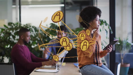 red de conexiones y animación de procesamiento de datos sobre diversas personas en la oficina