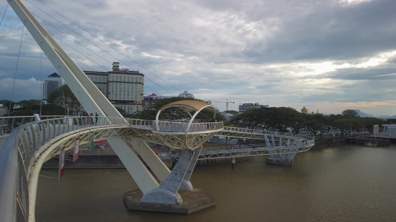사라와크 주 쿠칭 워터프론트 (kuching waterfront) 에서 사라와크 강 (sarawak river) 의 경치