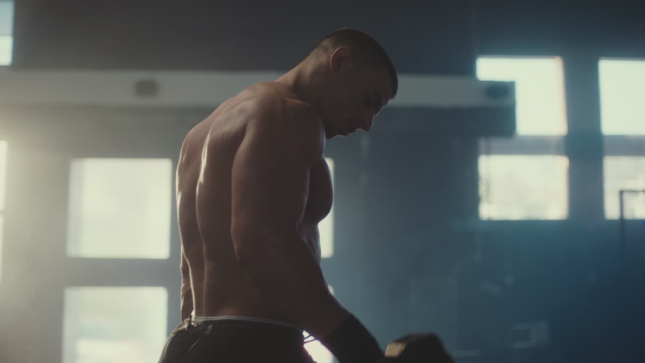 hombre musculoso haciendo ejercicio