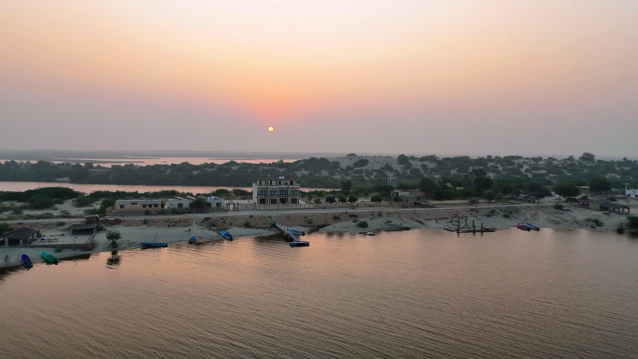 Alba sull'edificio del Baqar Lake Resort Sanghar