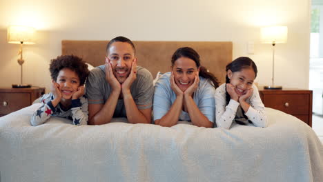 Familia,-Felices-Juntos-Y-Retrato-En-Una-Cama