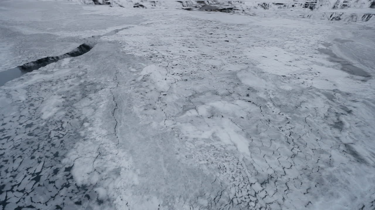 медленная съемка зимней поездки на пароме в гейрангерфьорде в гейранжер, норвегия, демонстрирует лед, плавающий с гор в фьорде