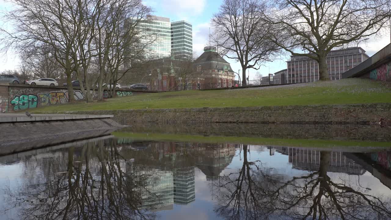 Hamburgs skyline-refleksjon i en liten dam