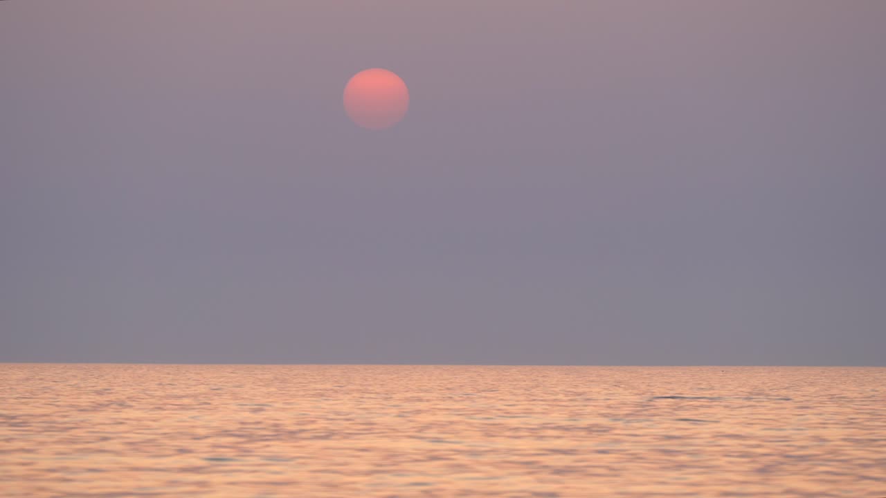 바다 수평선에서 아름다운 석양, 목가적인 일몰 색상을 가로지르는 보트, 크레타
