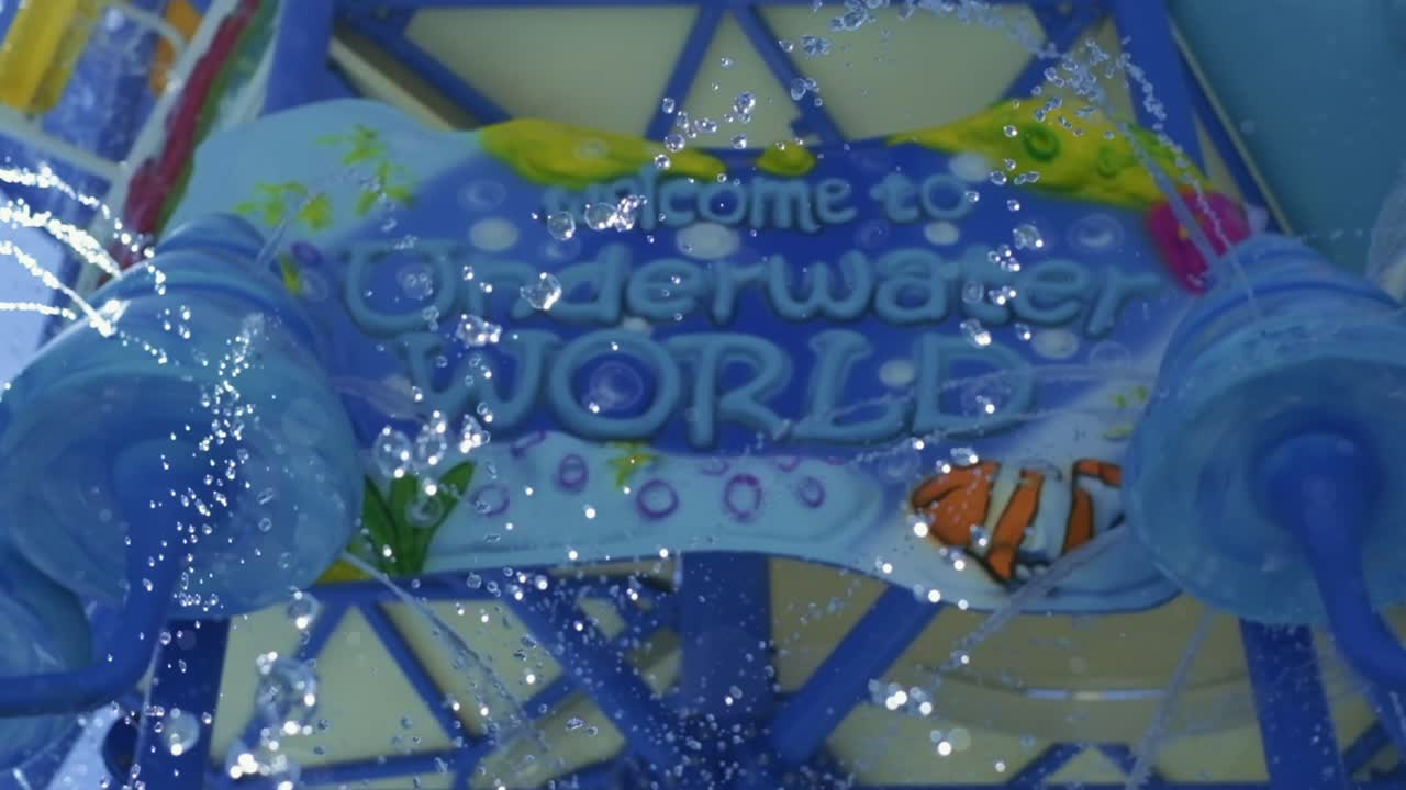 아쿠아 파크에 쏟아지는 물의 클로즈업 샷