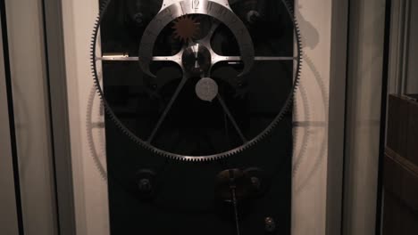 vista detallada de un gran mecanismo de reloj antiguo