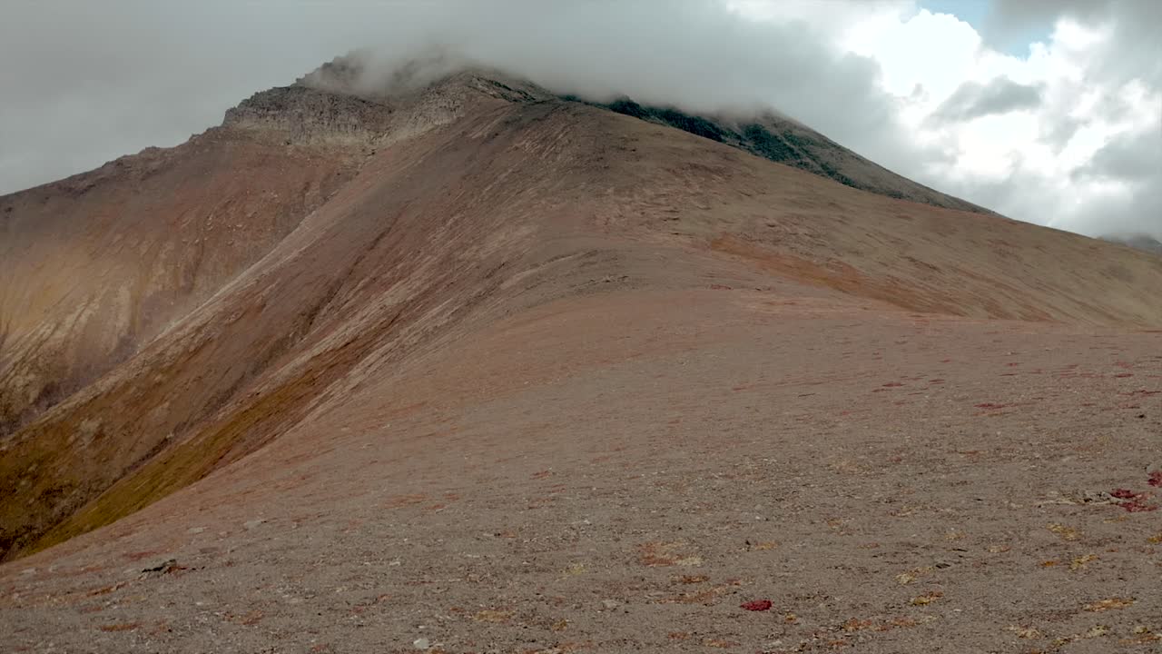 paisaje montañoso con nubes