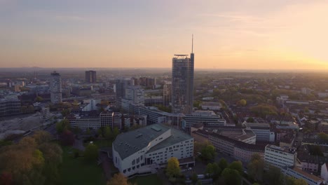 Bella-Toma-Aérea-De-La-Ciudad-De-Essen-En-Alemania-Al-Atardecer