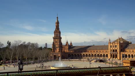 Plaza-De-España-En-Sevilla,-Imágenes-4k-Estabilizadas-Con-Cardán,-Destino-De-Vacaciones,-Gente-Irreconocible-Caminando-Alrededor-Del-Popular-Monumento-Público