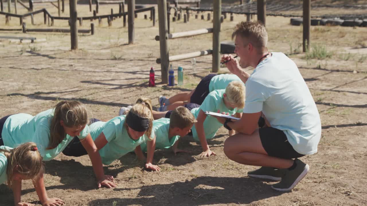 grupo de niños caucásicos entrenando en un campamento de entrenamiento