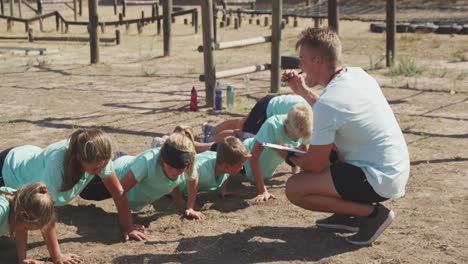 Grupo-De-Niños-Caucásicos-Entrenando-En-El-Campo-De-Entrenamiento