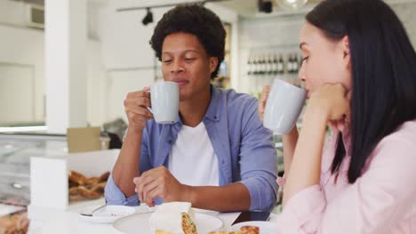 Vídeo-De-Una-Mujer-Y-Un-Hombre-Felices-Y-Diversos-Bebiendo-Y-Hablando-En-Una-Cafetería