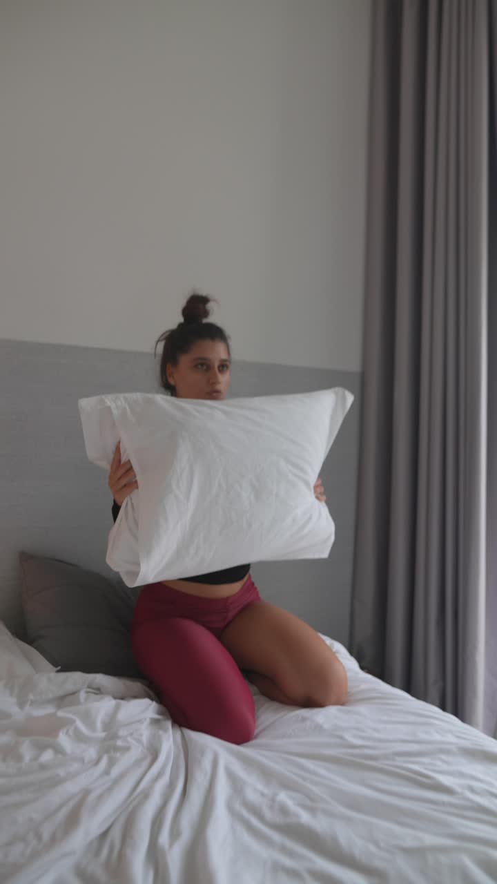 mujer relajándose en el dormitorio