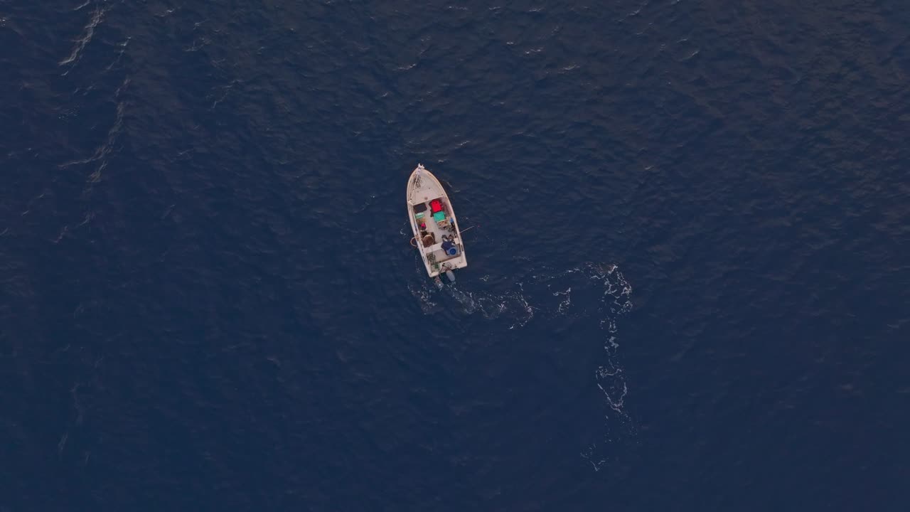 Veduta con drone di un tranquillo peschereccio sul mare al mattino, Lefkada, Grecia