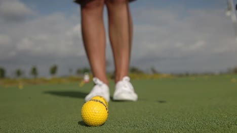 woman playing golf 01