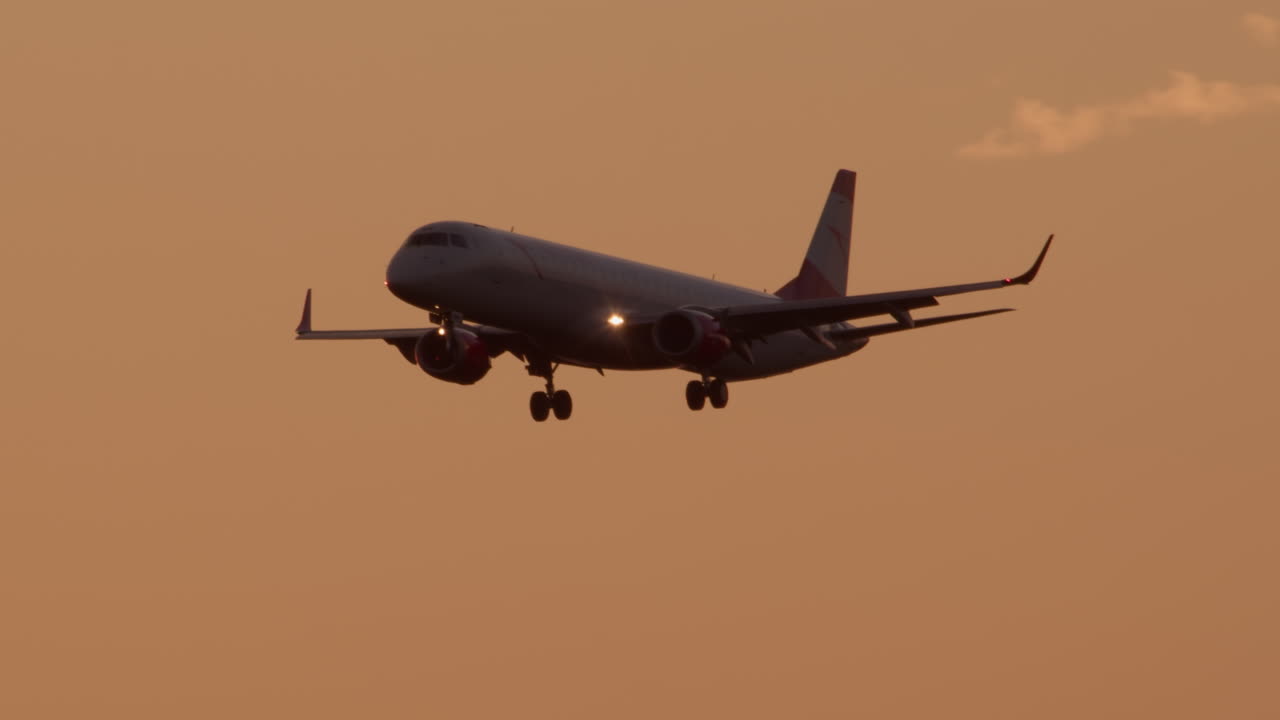 aterrizaje del avión al atardecer