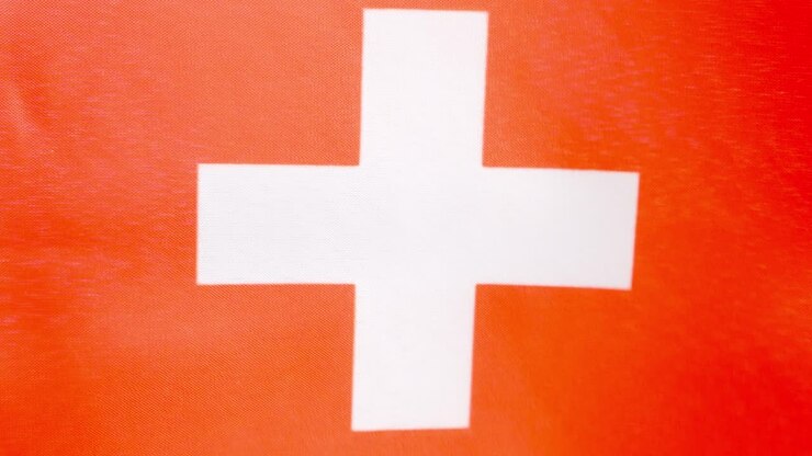 Det schweiziske nationalflag, der vajer i vinden
