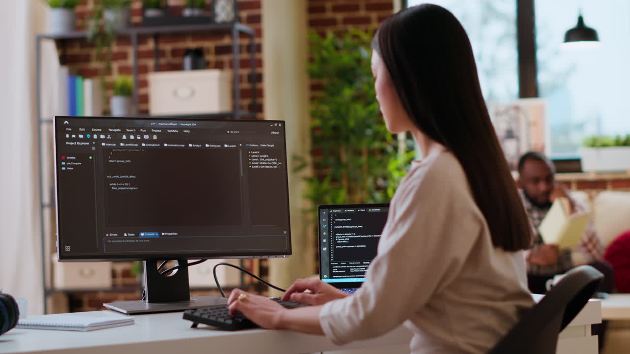 desarrolladora asiática codificando aplicaciones de computación en la nube en pc