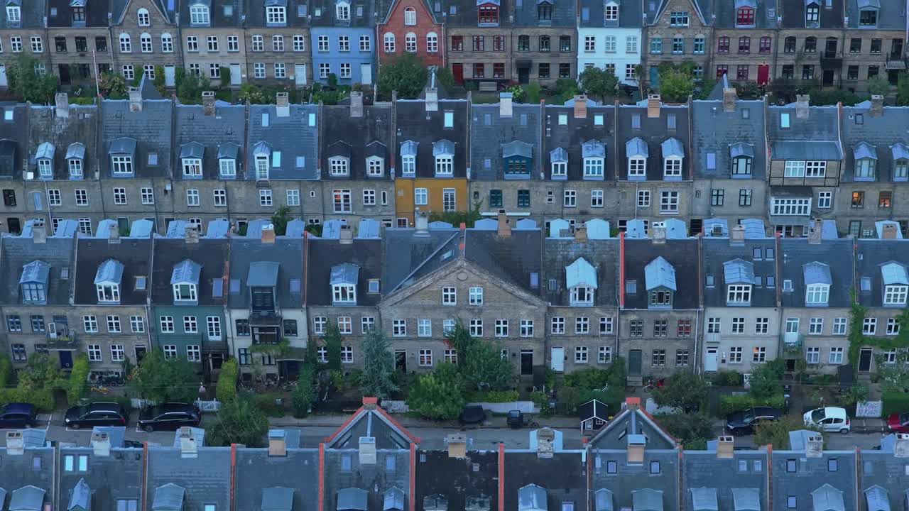 Dronefoto af Kartoffelrækkerne i København, rækker af klassiske byhuse