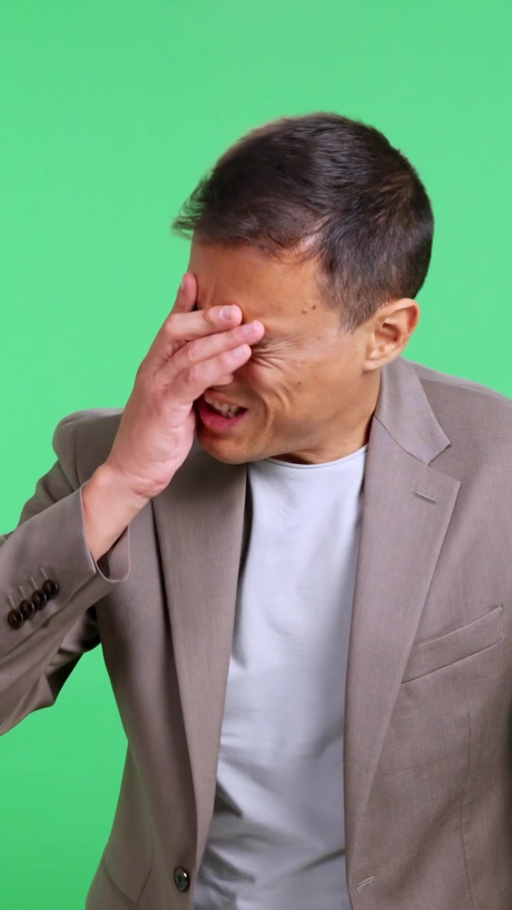 Uomo d'affari che si sente stordito e sviene su green screen