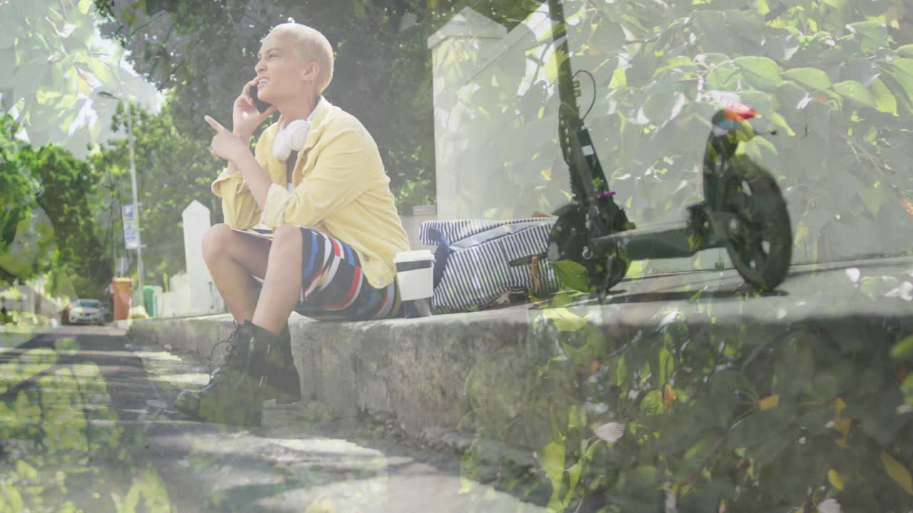 거리에서 스마트폰으로 대화하는 두 인종 여성에 대한 잎의 애니메이션