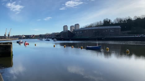 ropa de río en una mañana tranquila en sunderland en una mañana tranquila de invierno