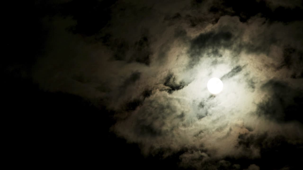 4k uhd 3840x2160: 밤 구름을 달리는 보름달 타임스