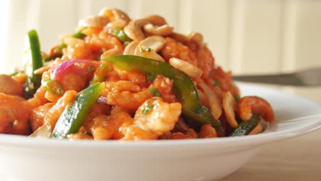 Ensalada-De-Anacardo-En-Un-Plato-Sobre-La-Mesa,