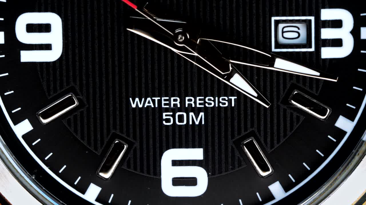 el movimiento de las agujas de un reloj de pulsera.