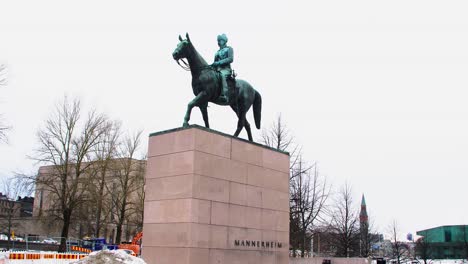 estatua ecuestre de mannerheim contra el cielo nublado en helsinki