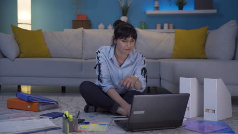 una trabajadora de oficina en casa tiene dolor en los ojos.