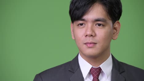 joven y guapo hombre de negocios asiático que parece conmocionado